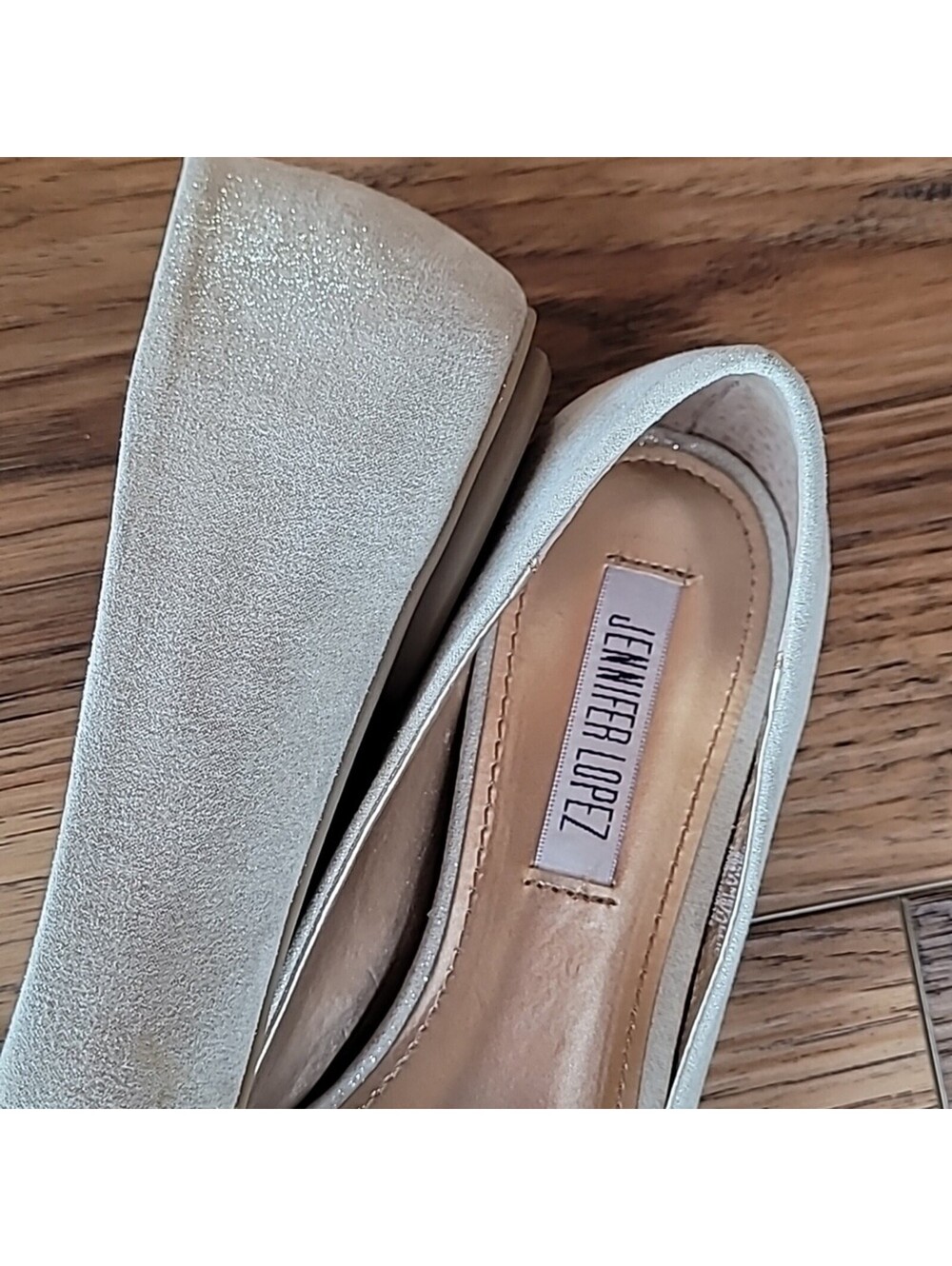 Jennifer Lopez Women's Beige and Gold Flats – Stylish Comfort for Any Occasion - Picture 4 of 9